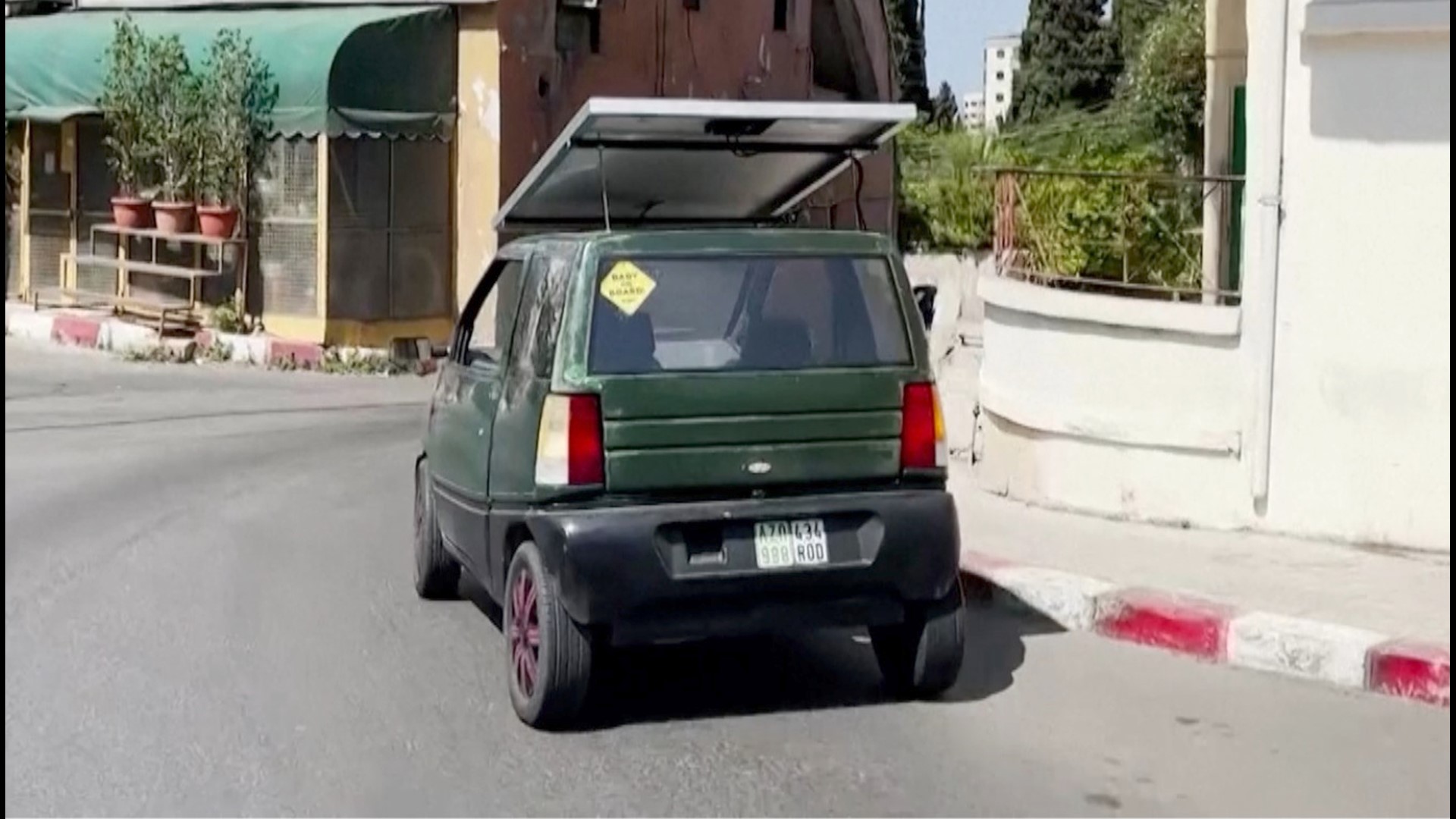 Amateur Engineer Turns Gas Guzzling Car Into Solar Powered Vehicle photo