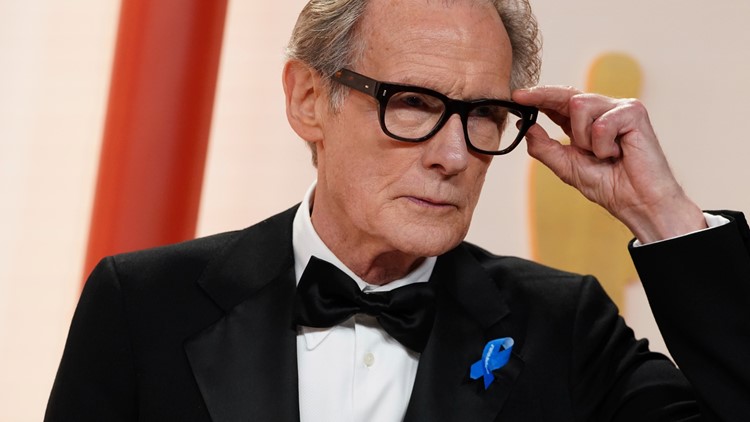 Why were celebrities wearing blue ribbons at the Oscars?