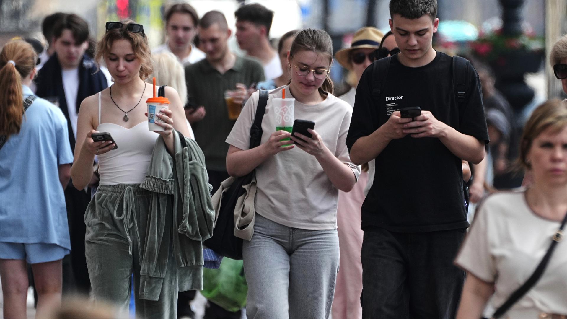 Russia tightens internet grip amid global tensions | kgw.com