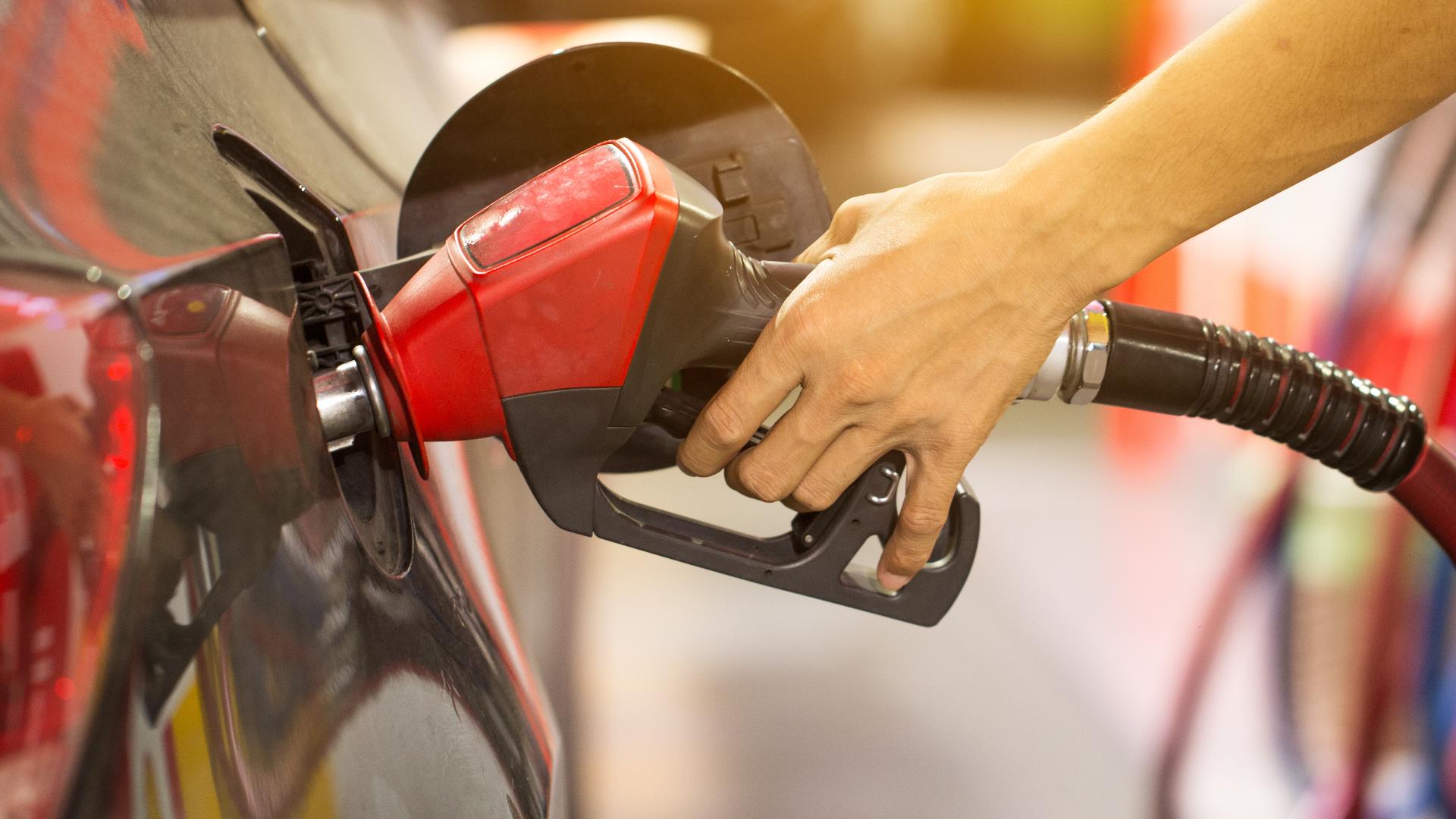 National average gas price drops below $3 for first time in four years ...