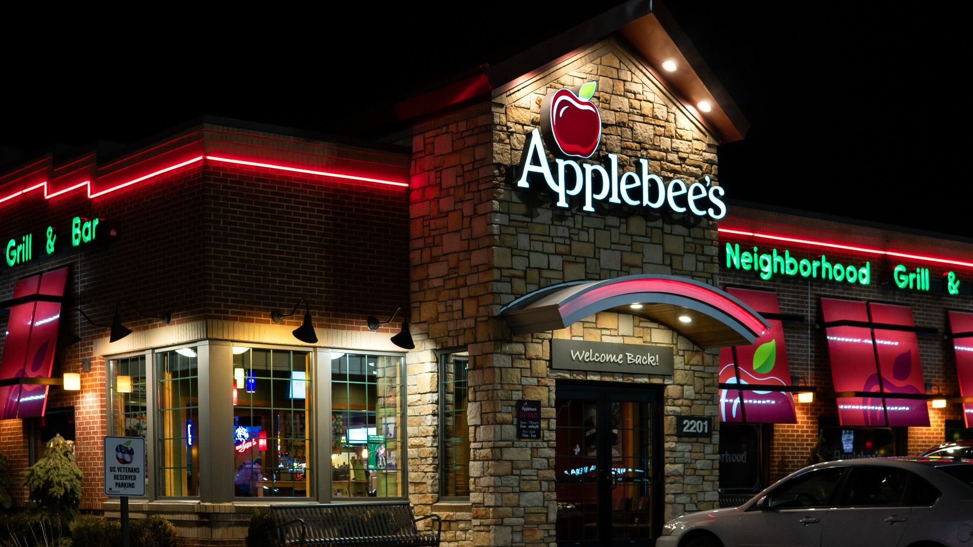 Applebee's date night pass sells out after website crashes | kgw.com