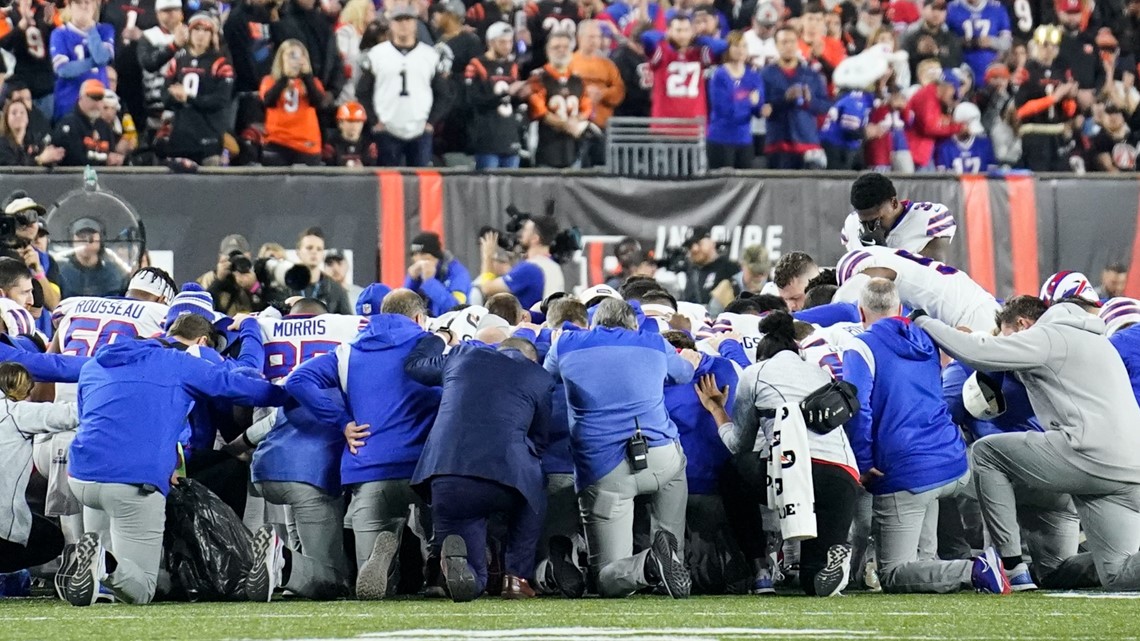 Buffalo Bills' Damar Hamlin Collapses on Field, In Critical Condition – La  Voce di New York