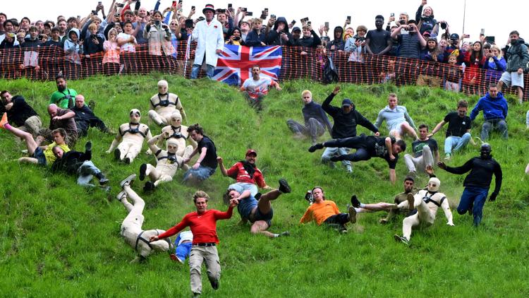 PHOTOS: Cooper's Hill cheese-rolling race returns in 2025 | kgw.com