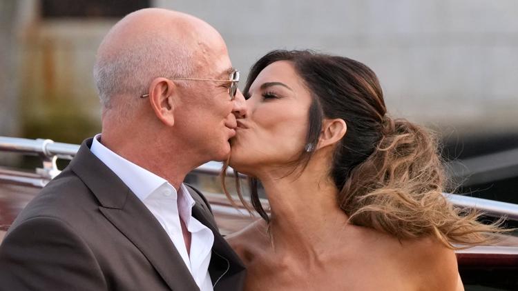 Jeff Bezos' wedding guest list included Kim Kardashian, Bill Gates and more  | kgw.com