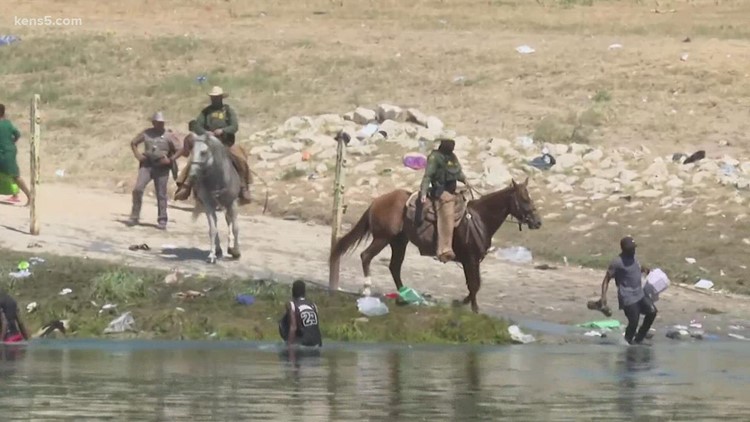 La Casa Blanca dice que las imágenes de agentes fronterizos en caballos empujando a migrantes en la frontera son ‘horrendas’