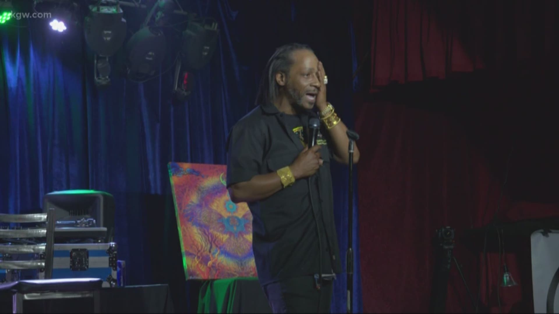 A video crew hired to shoot a stand-up routine by Katt Williams said the comedian left town without paying.