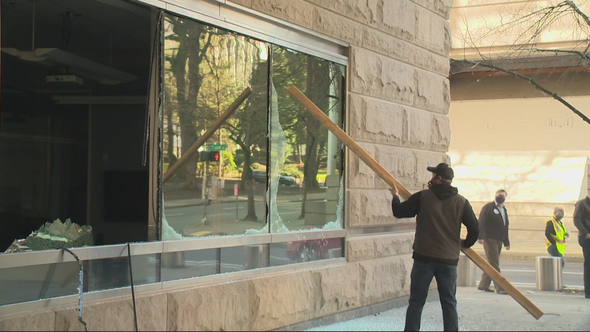 Just one day after crews took down the fence around the federal courthouse downtown, a group of people broke windows and clashed with federal police.