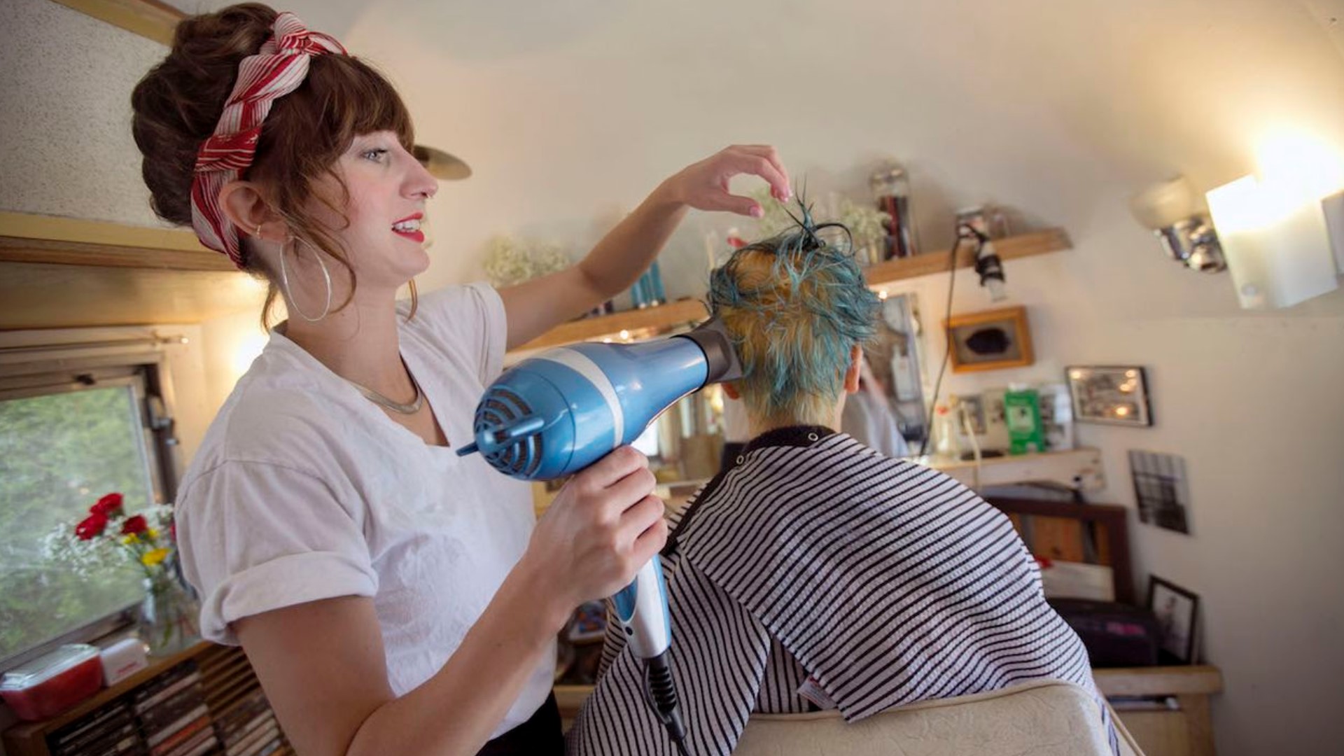 Petition seeks to open Oregon hair salons to one customer