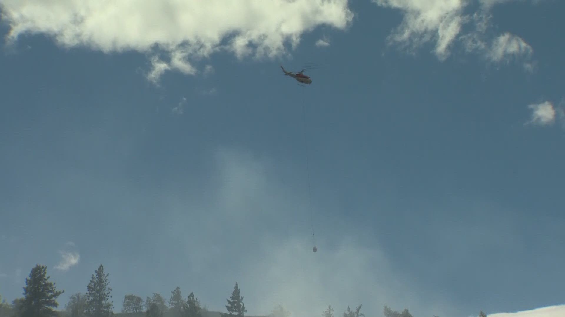 Raw video: Helicopter dumps water on Memaloose #2 Fire on Aug. 11, 2018.