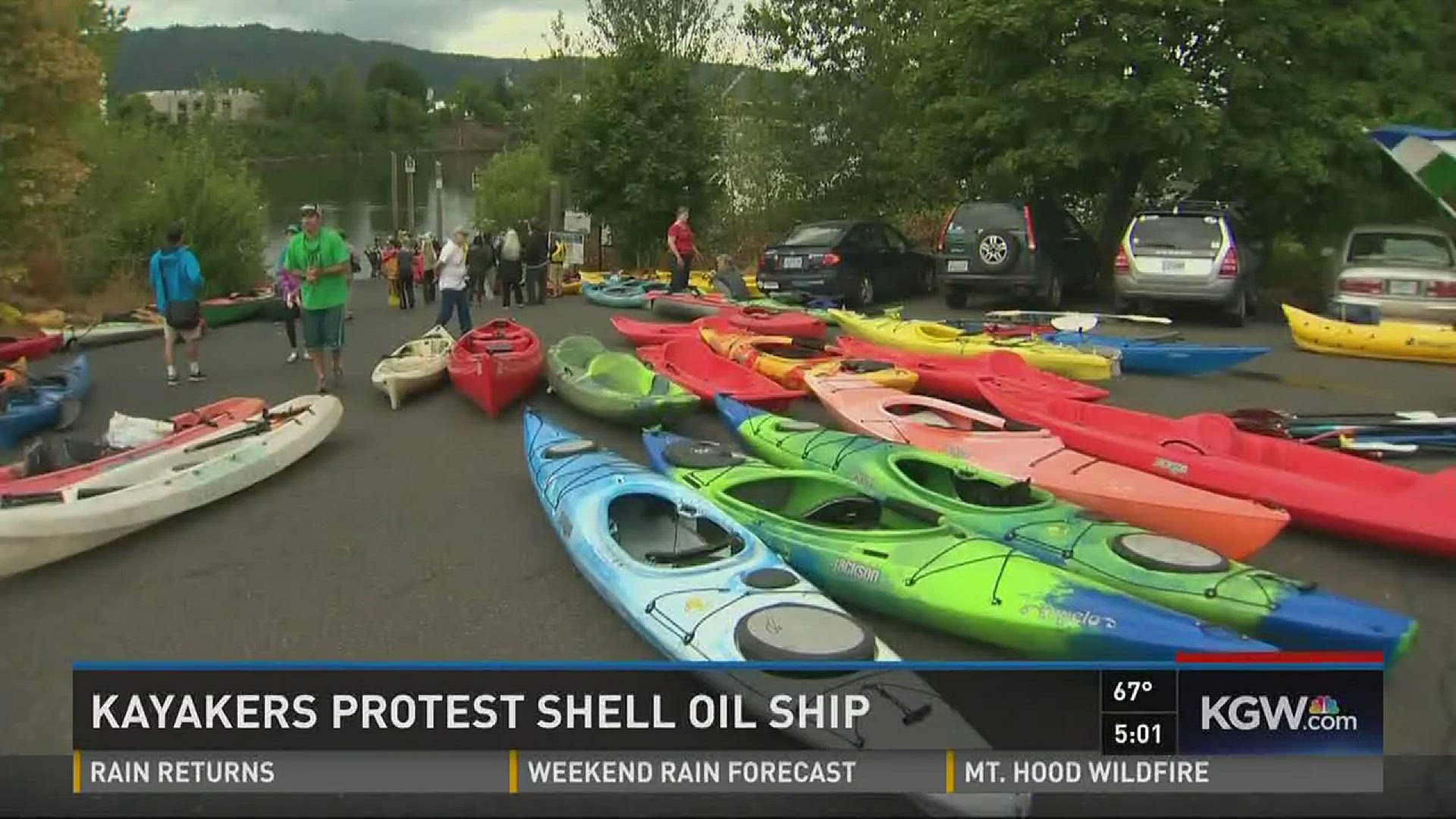 Kayakers protest Shell oil ship