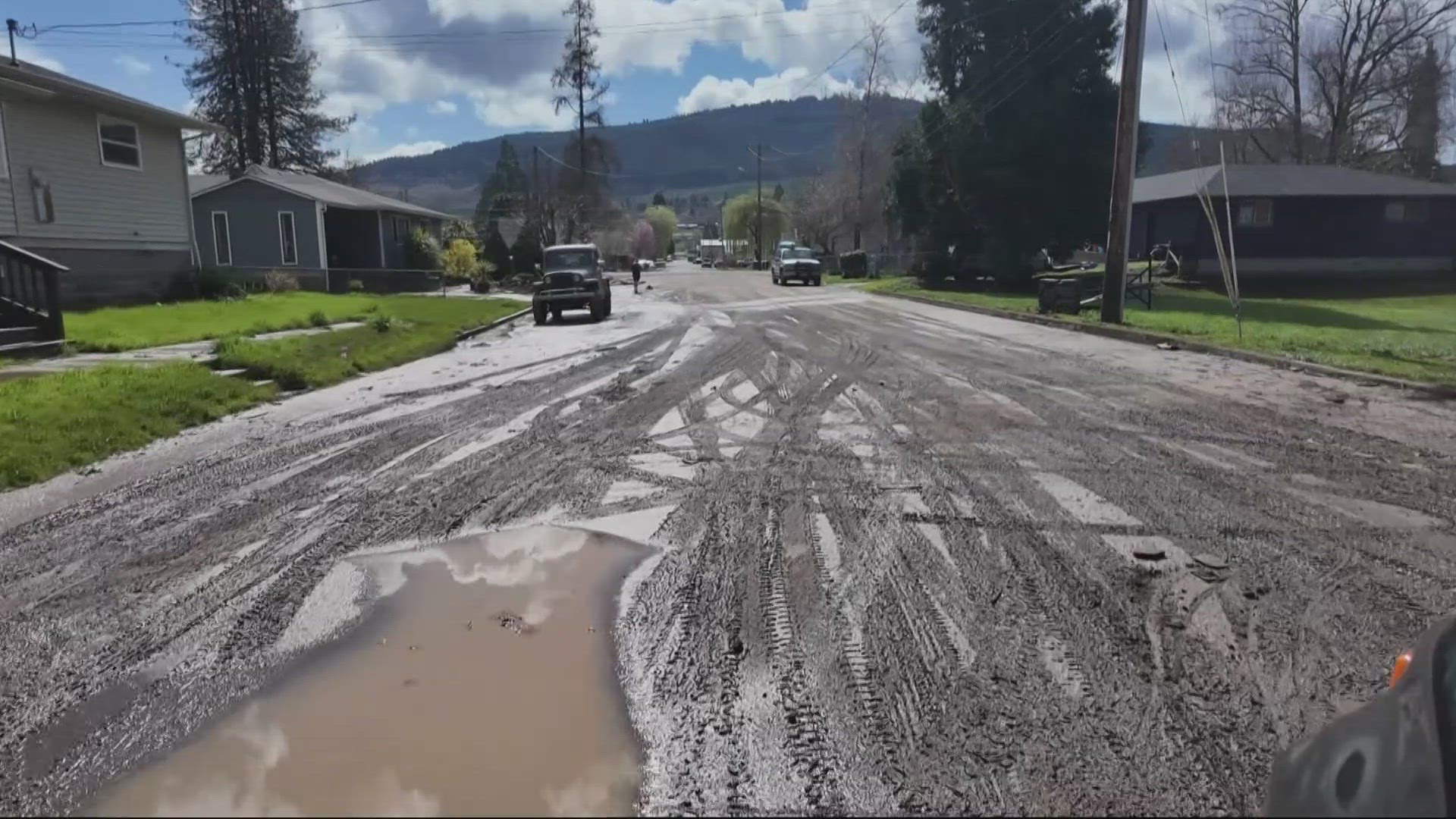 As floodwaters ease in Oregon, Drain's homes and businesses suffer damage. Volunteers capture historic flooding as residents reflect on past events.