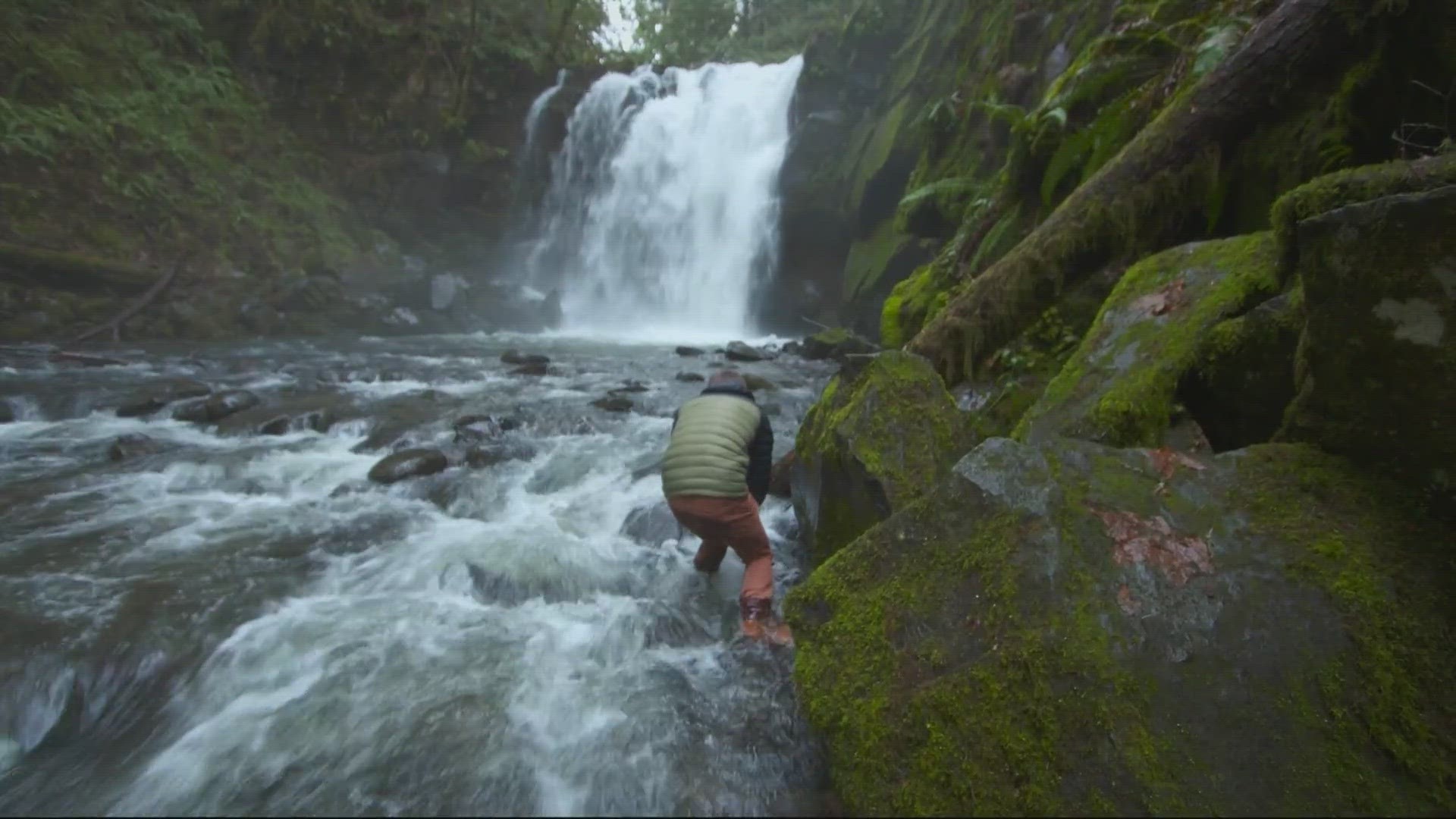 KGW's Grant McOmie joins photographers Lijah and Gabby Hanley on a trek off the beaten path to try to capture the full majesty of Oregon's landscapes.