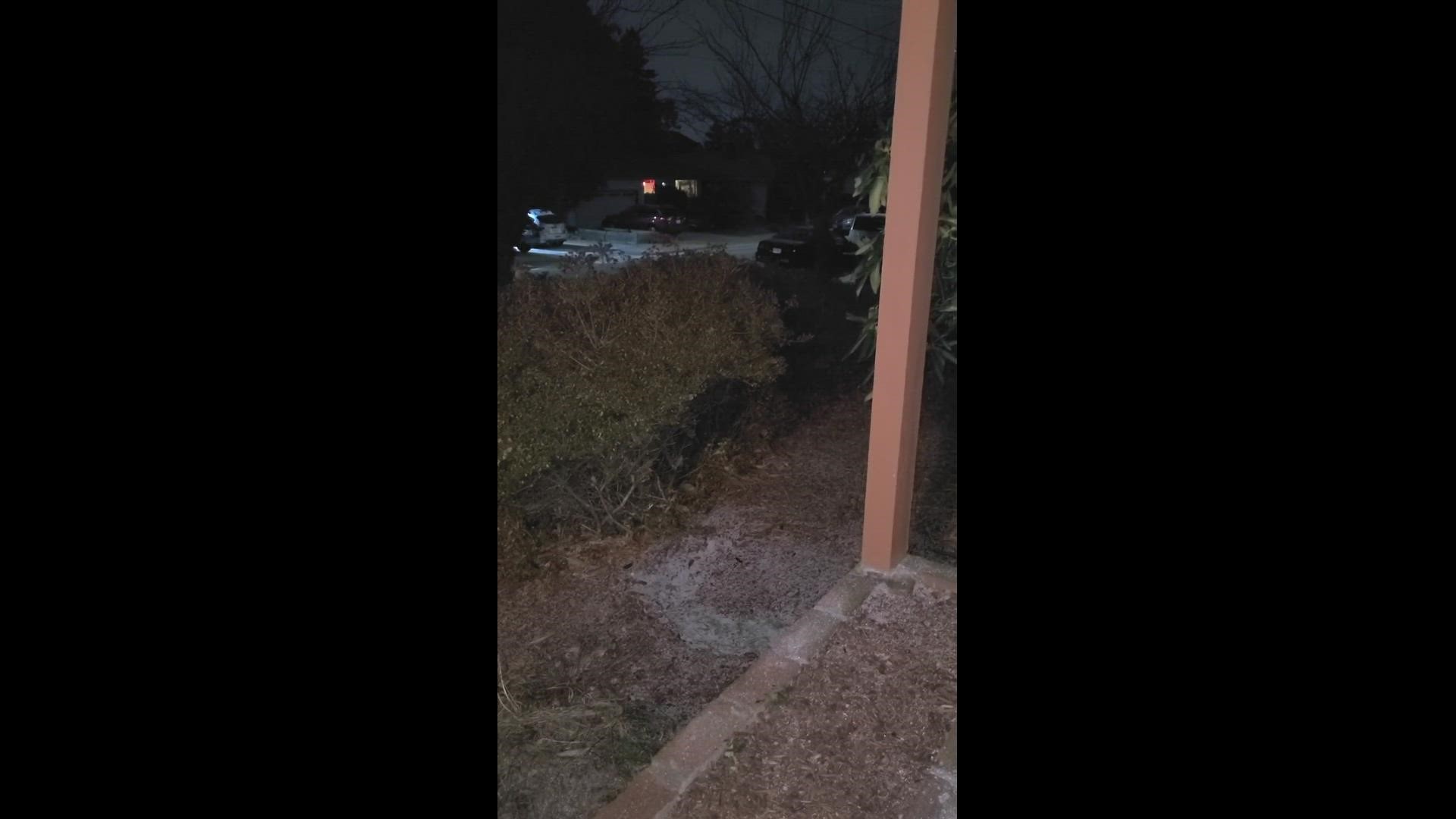 Freezing rain getting icy outside of on my front yard in NE Portland at 6pm ⚠️❄️
Credit: Brandon Bockman