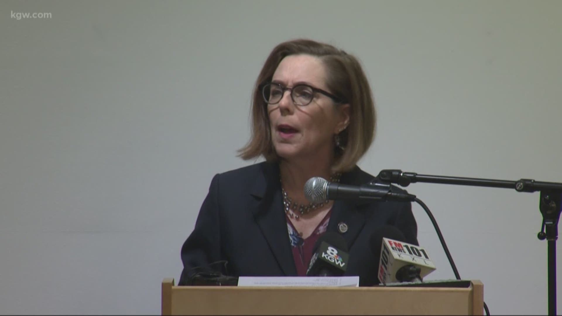 Gov. Brown signs Holocaust education in ceremony at Oregon Jewish Museum