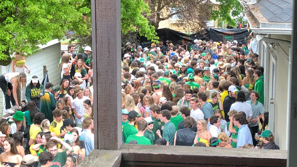 UO students party on amid rise in COVID cases - Vimarsana News