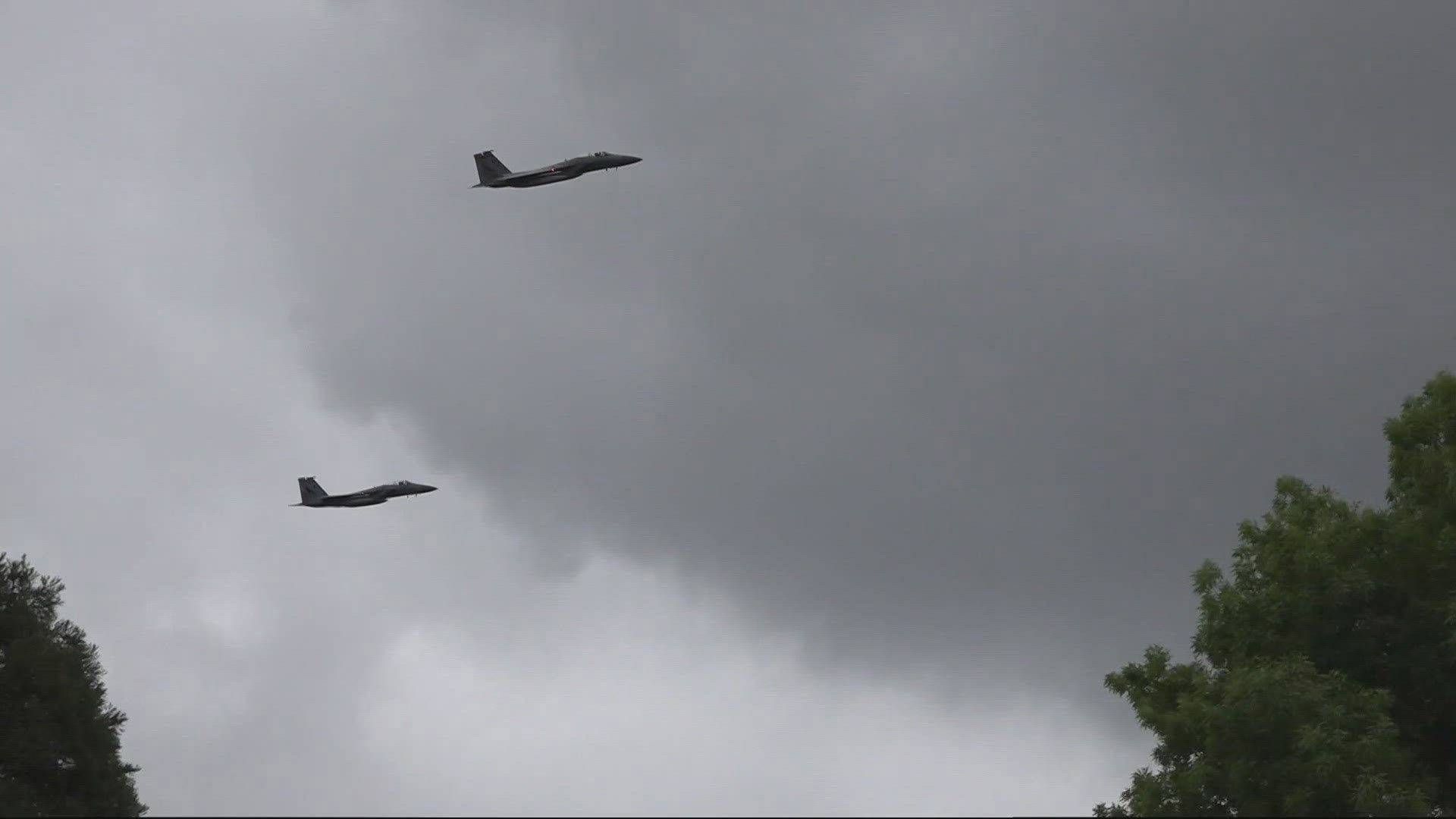 Hundreds gathered at the Willamette National Cemetery on Monday to honor the nation’s fallen heroes, punctuated by the roar of F-15s.