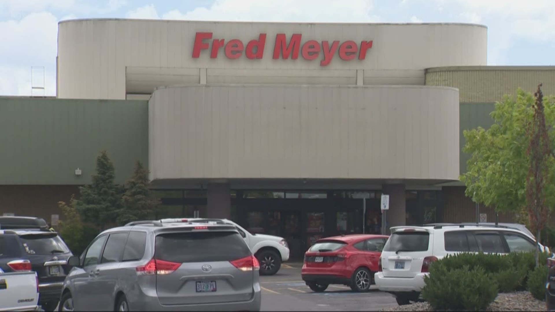 As Fred Meyer grocery workers threaten a strike over a perceived gender wage gap  and other issues, the chain is advertising job openings for replacement workers