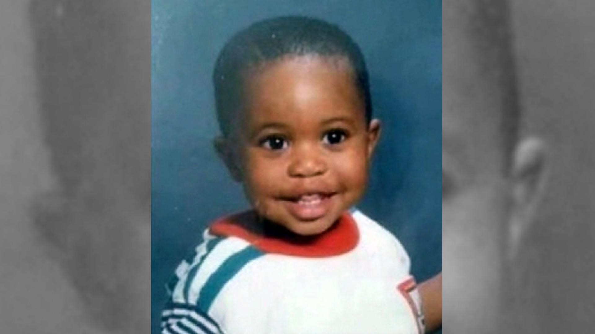Man who believes he's a child who went missing from a Michigan mall 25 years ago, has given a DNA sample to police. WDIV's Larry Spruill reports.