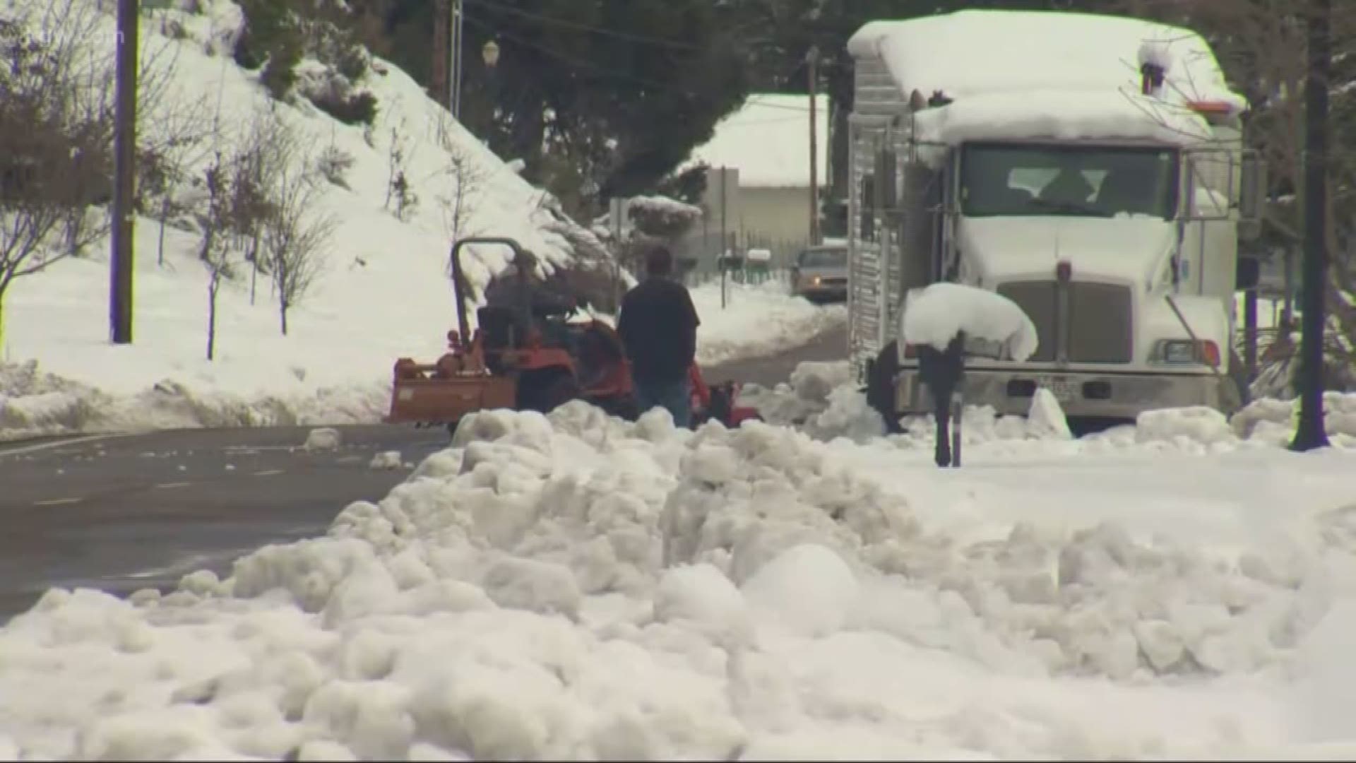 A look at how the Oakridge community is banding together during the winter storm.