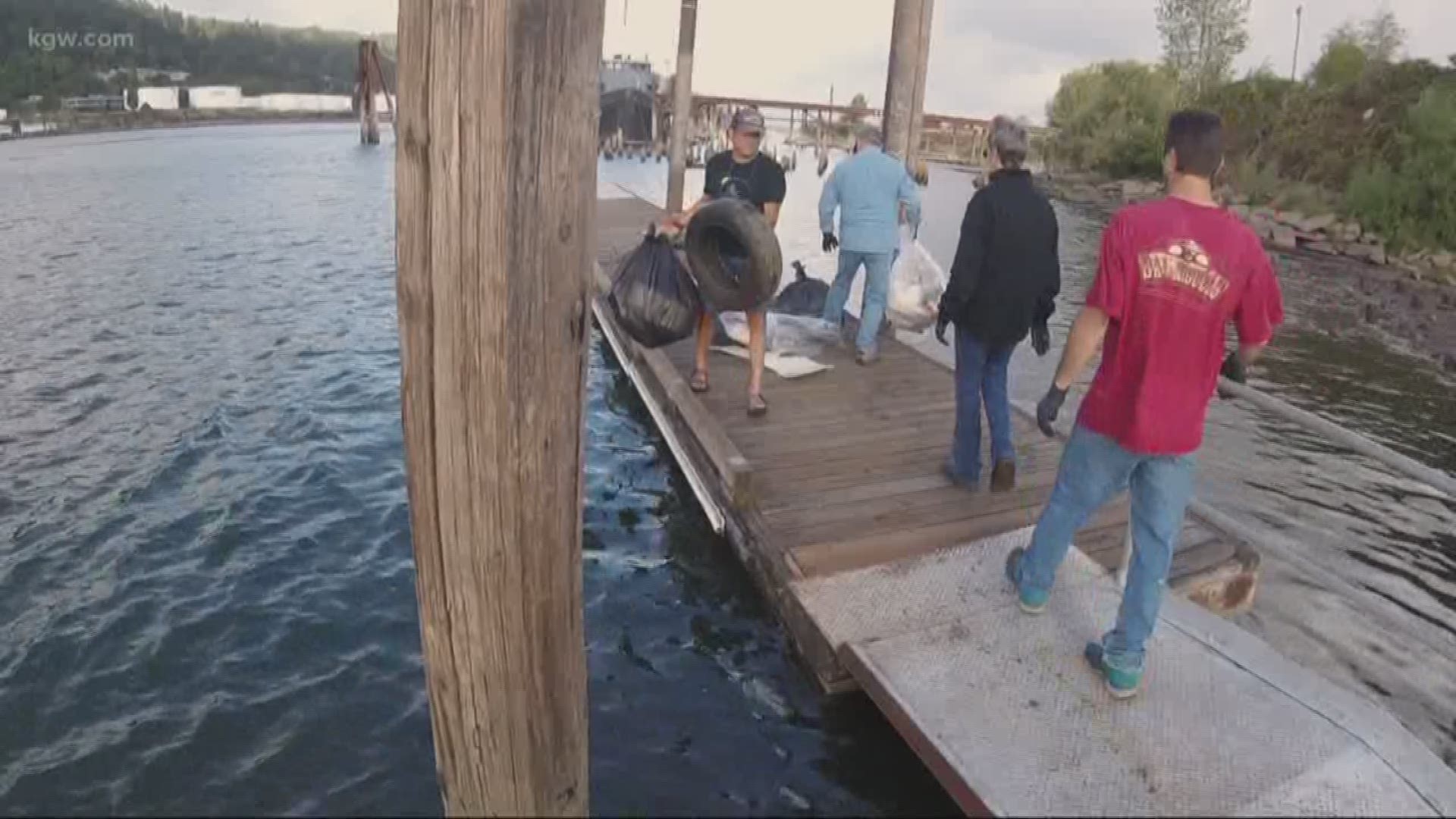 1,000 volunteers clean up Willamette River