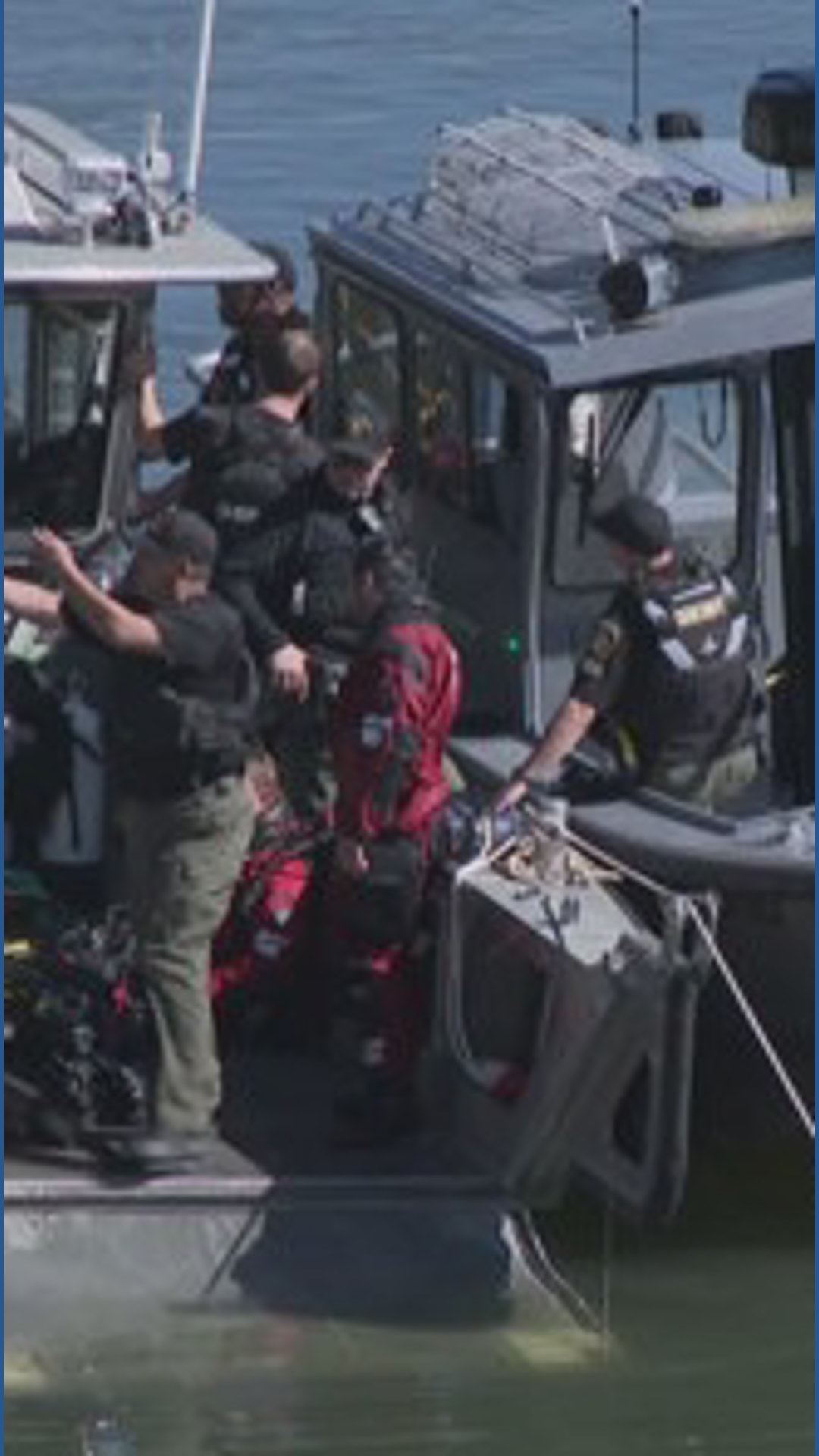 Divers search for bodies after car crashes into Willamette River | kgw.com