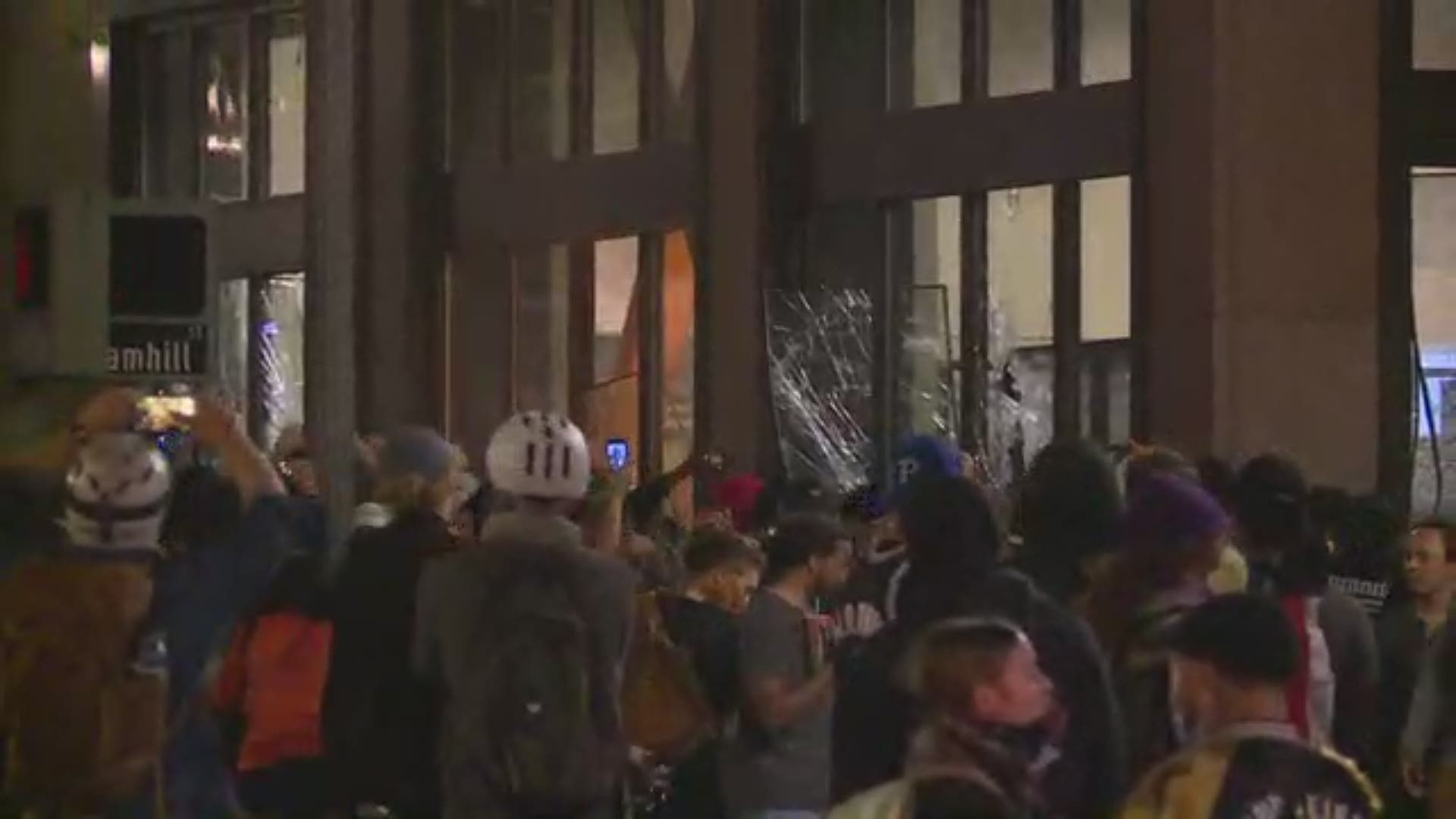 Protesters set fire to Chase Bank in downtown Portland