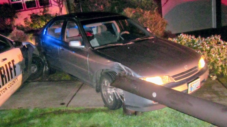 Burglary suspects crash into light pole after police chase | kgw.com