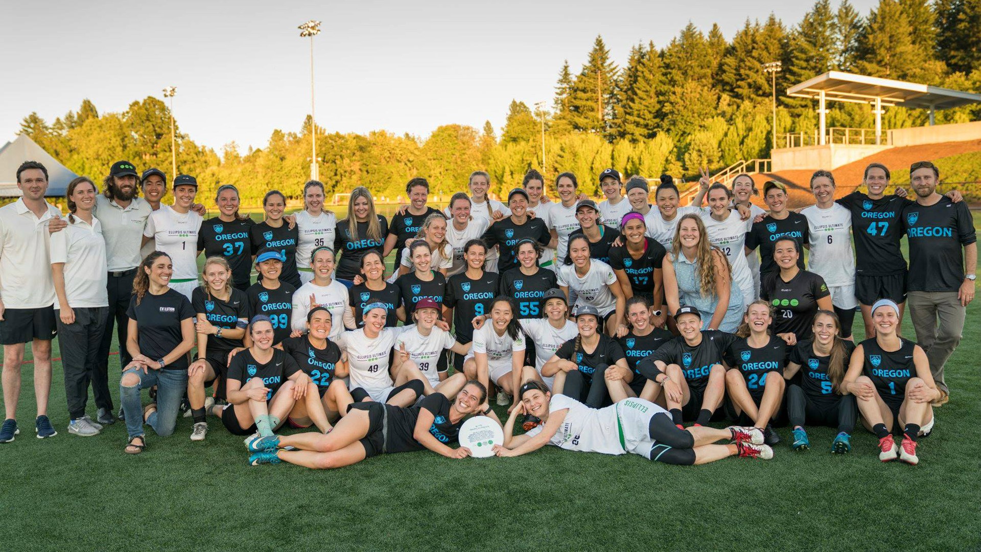 Oregon ultimate frisbee team plays Australian team