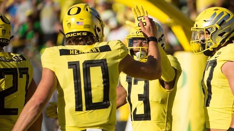 Bleacher Report on X: Breaking: Justin Herbert will return to Oregon for  his senior season  / X