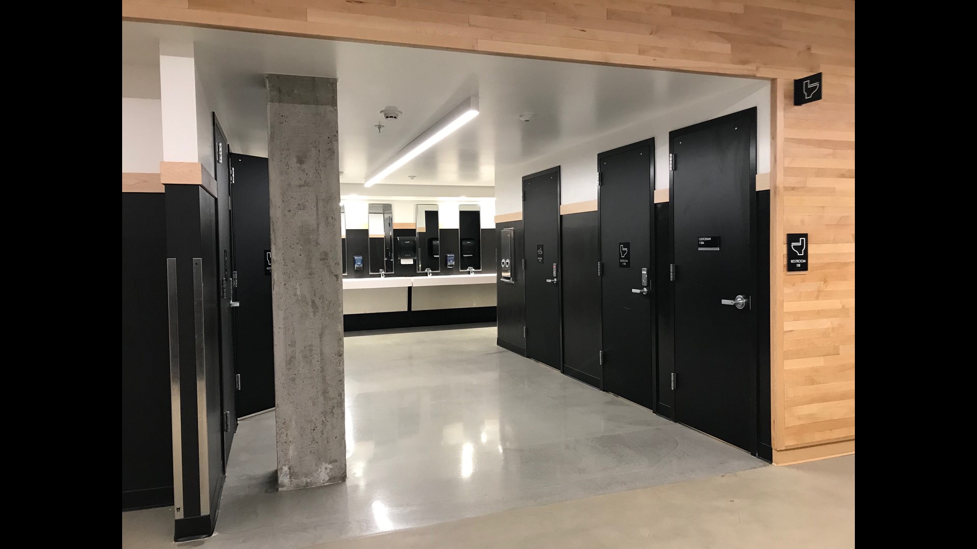 Lakeridge Middle School gets alluser, genderneutral bathrooms