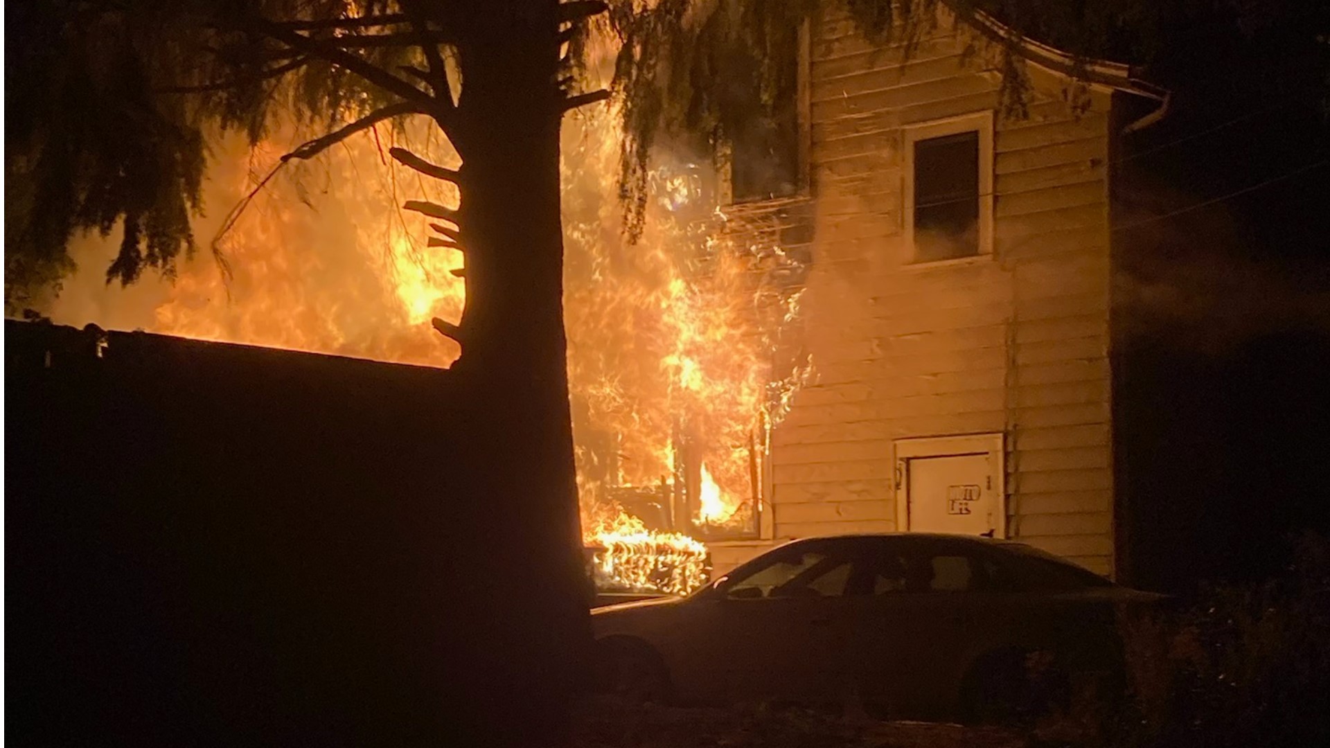 2 residents, firefighter injured in N. Portland house fire | kgw.com