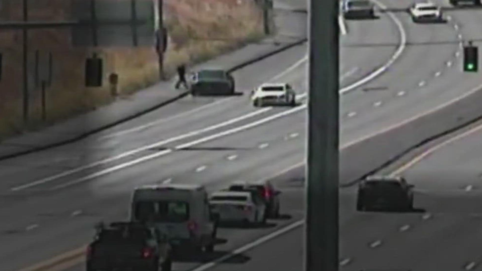 Driver eludes traffic stop, races across Interstate 205 on foot | kgw.com