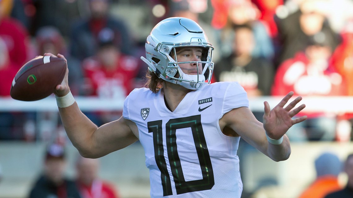 Justin Herbert of Oregon Ducks announces he will return for senior