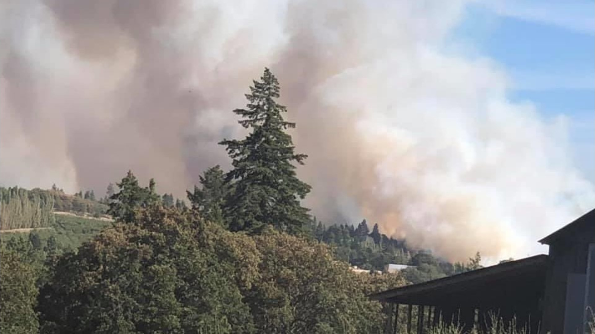 Wildfire spreads near Mosier in Oregon's Columbia River