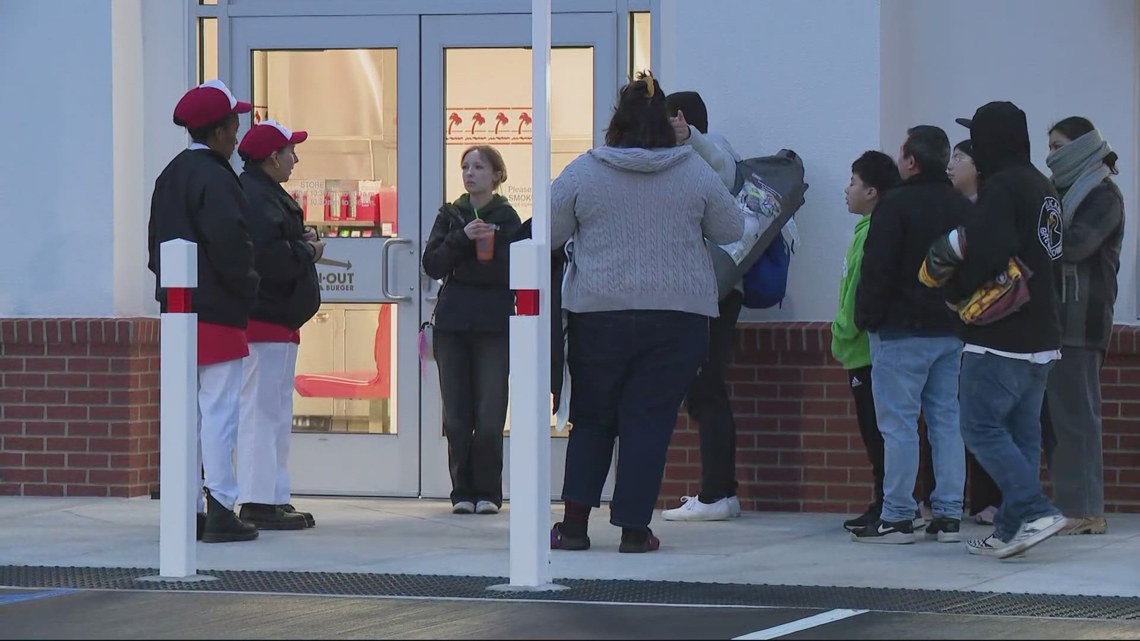 Dozens wake up early for In-N-Out grand opening in Vancouver
