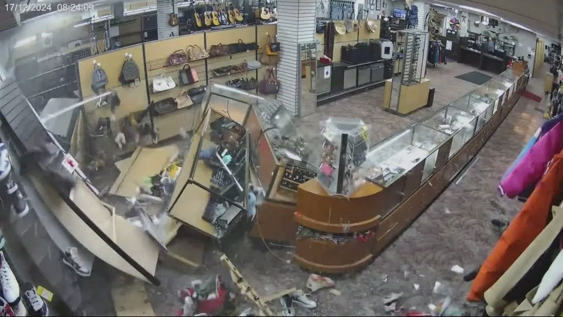Southeast Portland pawn shop's storefront destroyed after car crash ...