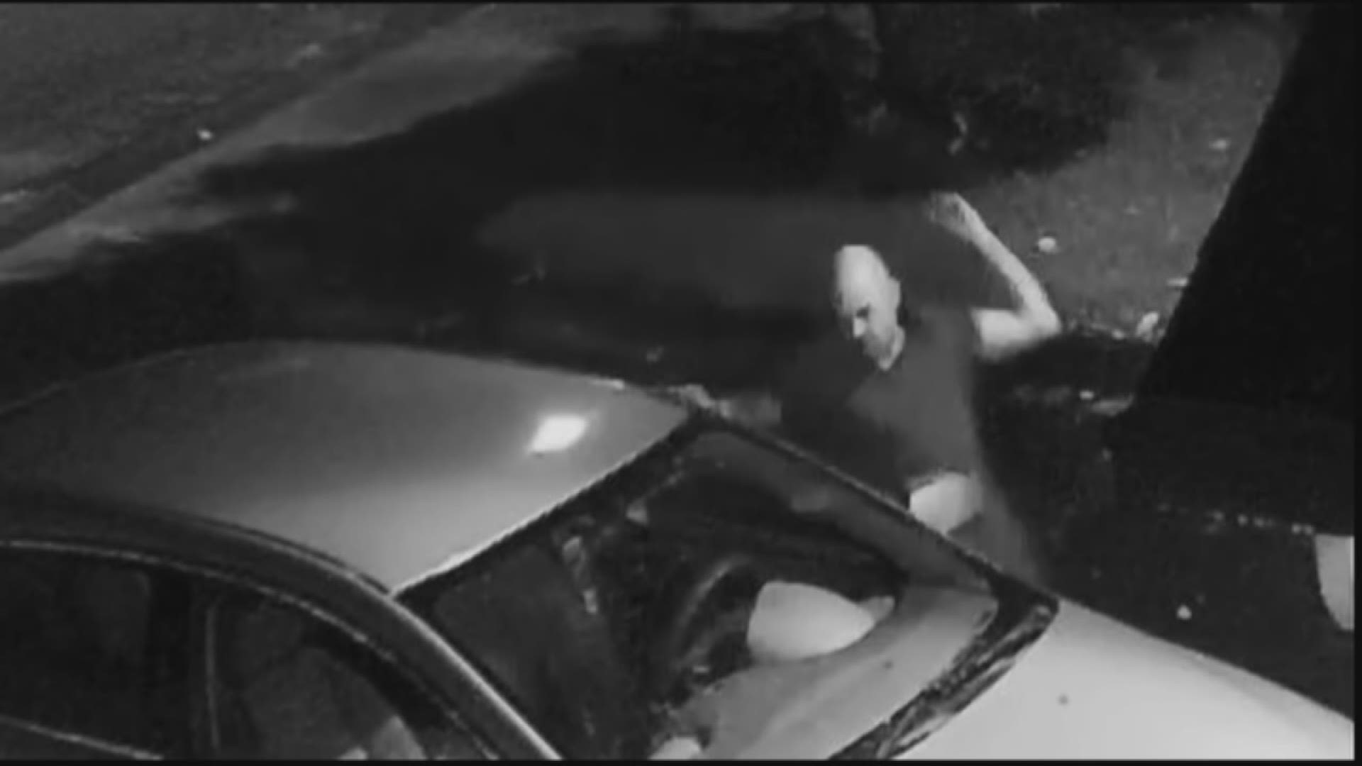 Camera catches vandal smashing windshield of car in Vancouver