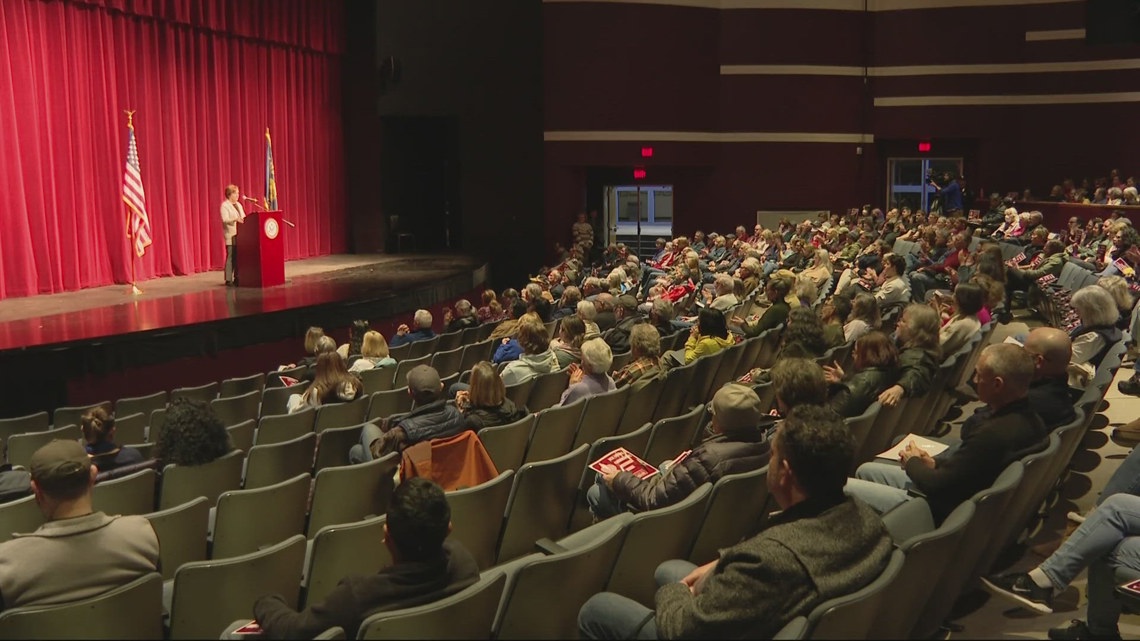 Oregonians call for lawmakers to do more at Rep. Suzanne Bonamici town hall : 'What can you do?'