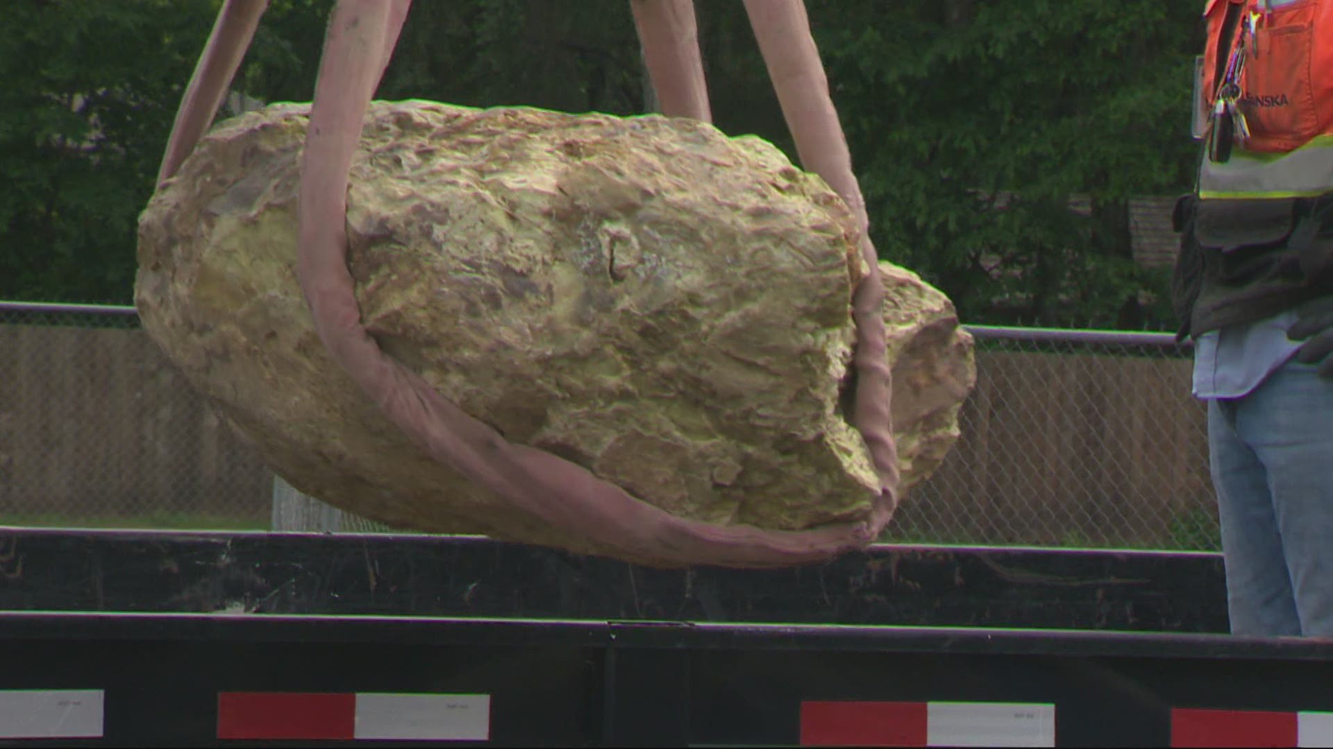 A giant boulder found at a construction site in Lake Oswego has geological significance. Ashley Korslien gives us a look.