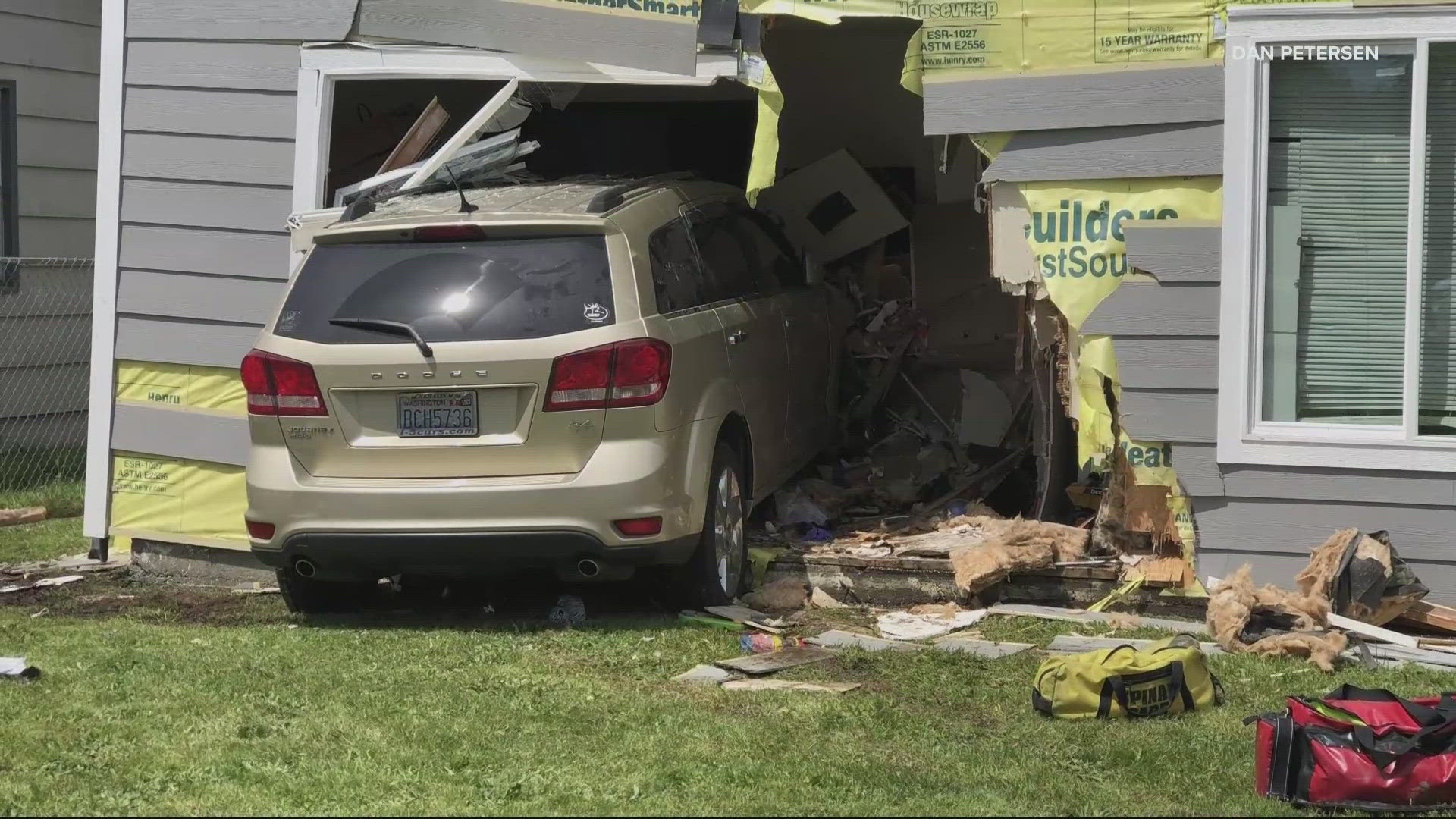 3 injured after minivan crashes into apartment building | kgw.com