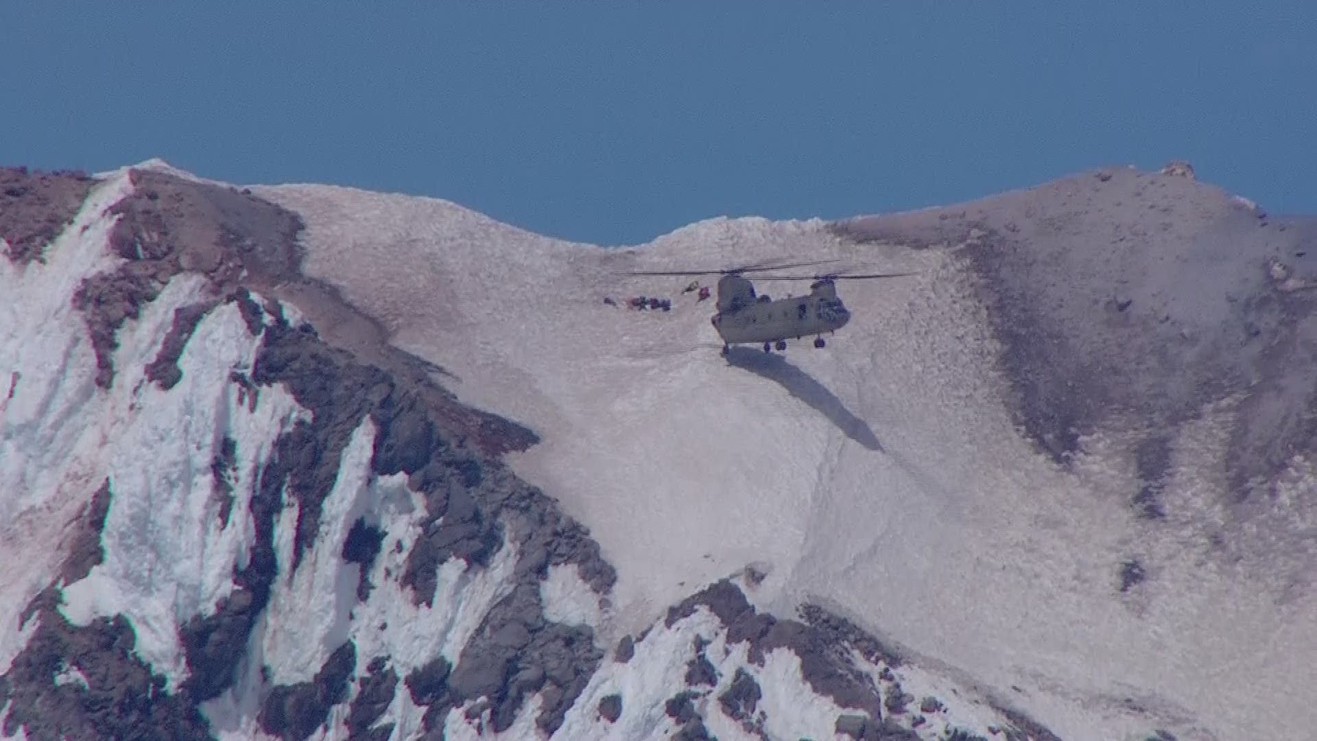 Watch as this Chinook pilot positions the back of the helicopter against Mount Hood, allowing seven people to get onboard.