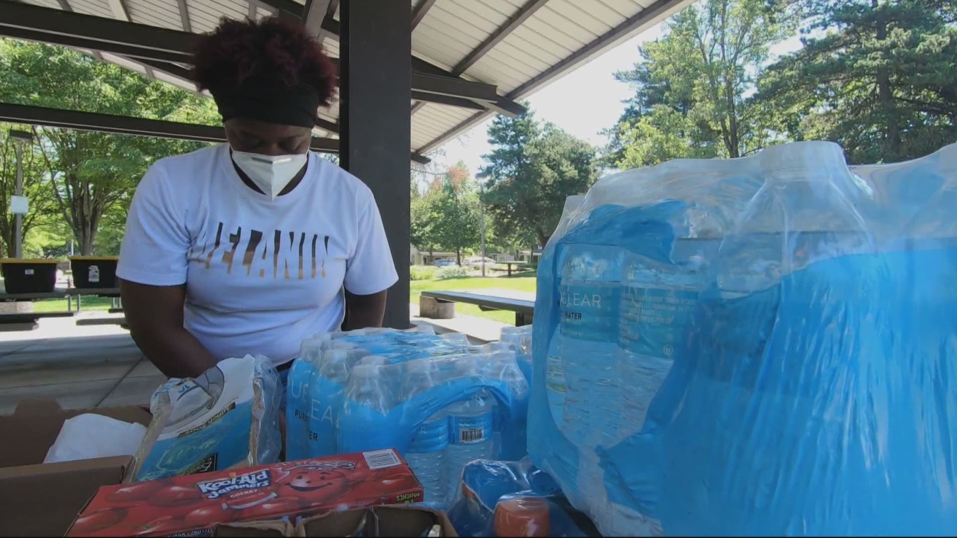 Portland Public Schools and Parks and Rec canceled free lunch services because of the heat, so a group of moms stepped in to help. Christine Pitawanich reports.