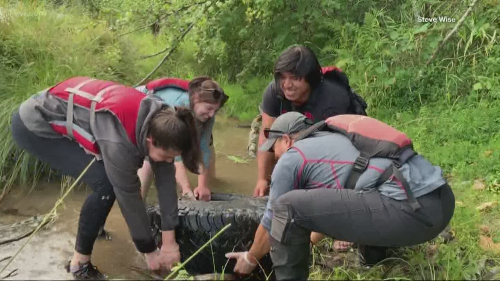 Volunteers clean Sandy River while floating