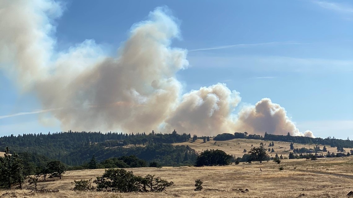 Wildfire spreads near Mosier in Oregon's Columbia River