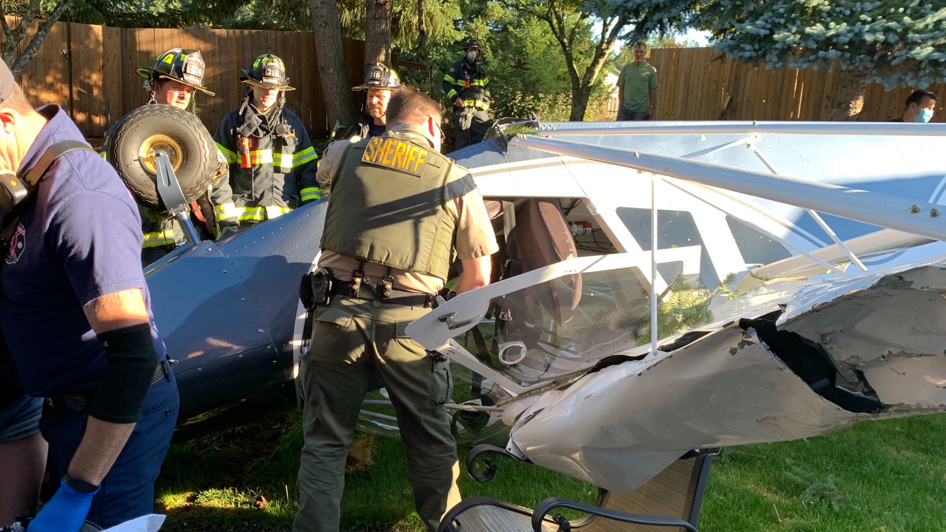 Small plane crashes into backyard in Oregon City | kgw.com