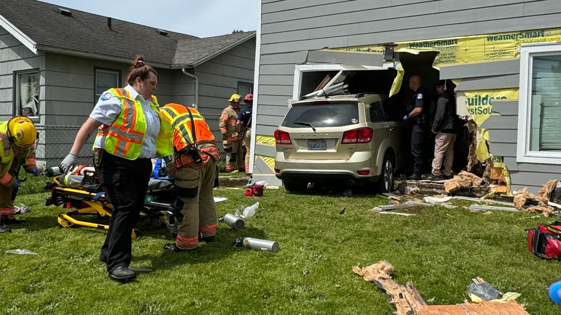 3 injured after minivan crashes into apartment building | kgw.com