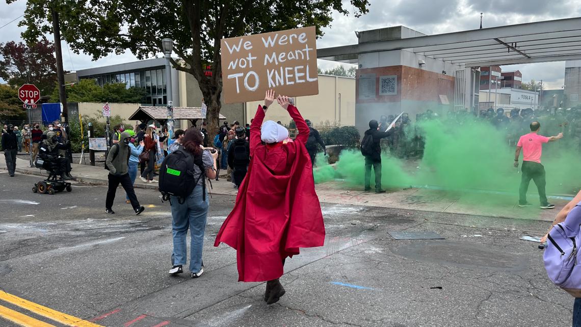 Federal Agents Deploy Tear Gas, Make Arrests in Portland Amid ICE Protests, Chicago Police Hit by ICE Tear Gas
