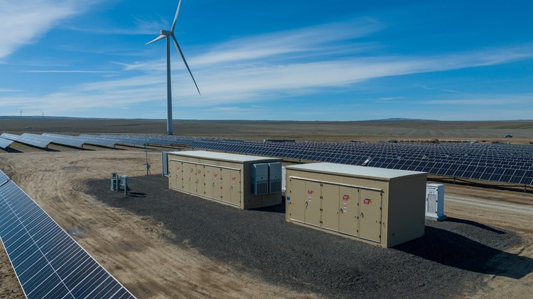 PGE uses batteries to store solar, wind power at first-in-the-nation facility