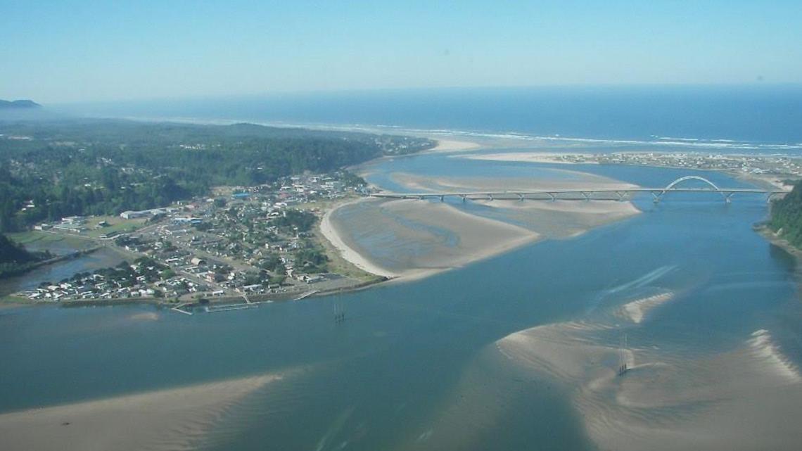 Small plane crashes on Oregon Coast