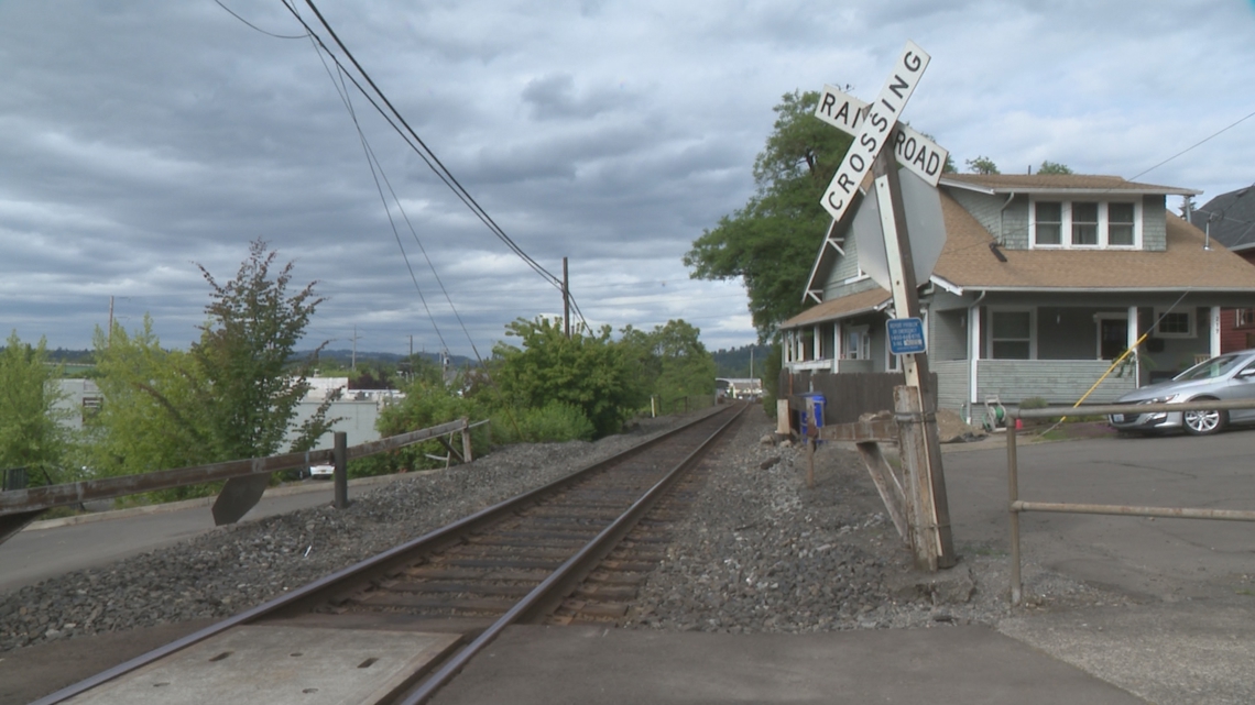 Man hit and killed by a train in Oregon City | kgw.com